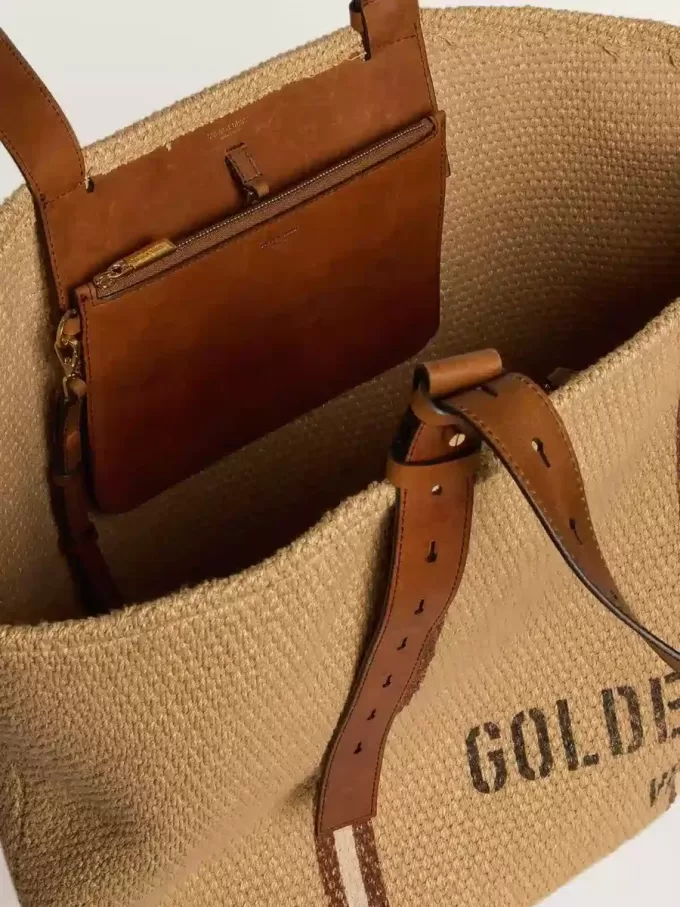 24,7-Tote-Bag aus natürlicher Raffia und braunem Leder mit goldfarbenen Metallik-Details