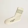 Abgenutzte weiße Socken mit Distressed-Details und salbeigrünen Streifen