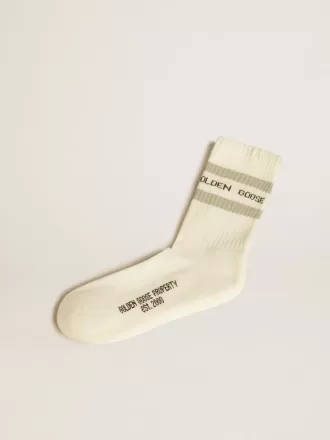 Abgenutzte weiße Socken mit Distressed-Details und salbeigrünen Streifen