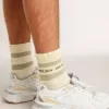 Abgenutzte weiße Socken mit Distressed-Details und salbeigrünen Streifen
