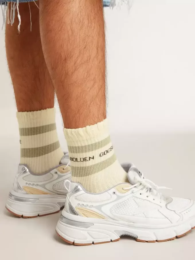 Abgenutzte weiße Socken mit Distressed-Details und salbeigrünen Streifen