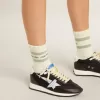 Abgenutzte weiße Socken mit Distressed-Details und salbeigrünen Streifen