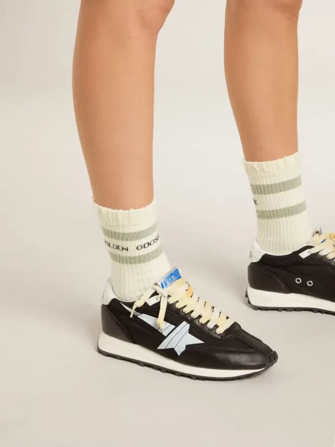 Abgenutzte weiße Socken mit Distressed-Details und salbeigrünen Streifen