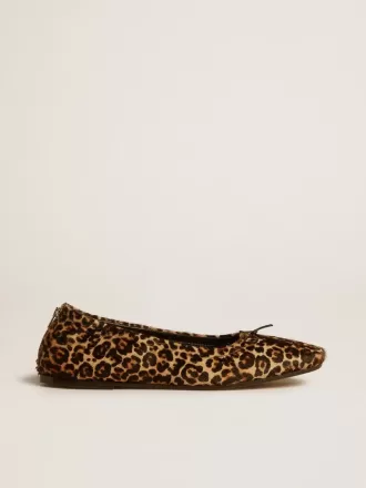Amy Ballerinas aus beigem Ponyfell mit Leopardenmuster