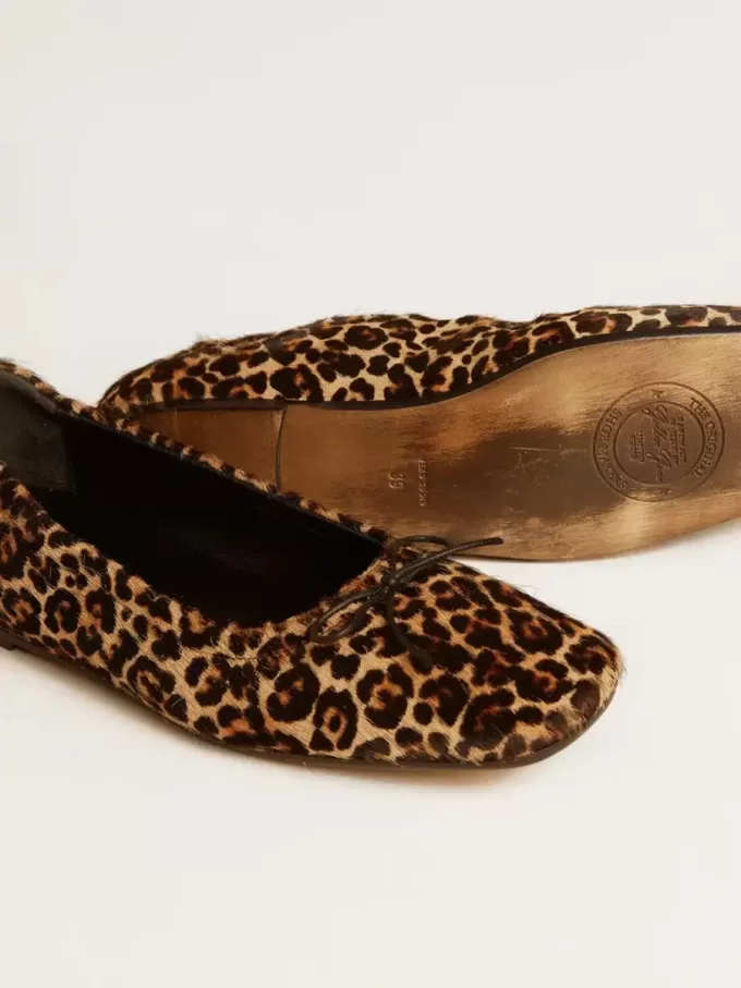 Amy Ballerinas aus beigem Ponyfell mit Leopardenmuster