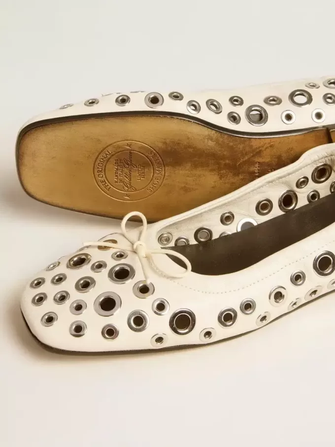 Amy Ballerinas aus weißem Nappaleder mit silberfarbenen Nieten