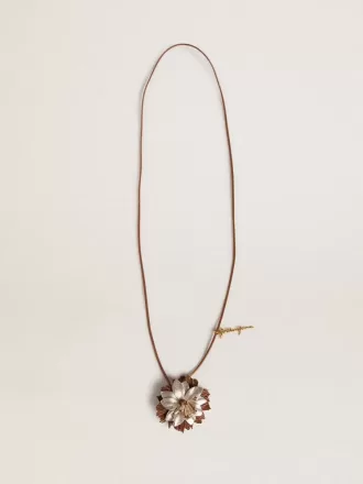 Anhänger mit Blumenmotiv aus hellbraunem und champagnerfarbenem Leder