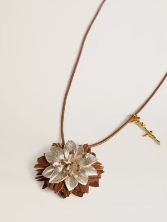 Anhänger mit Blumenmotiv aus hellbraunem und champagnerfarbenem Leder