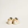 Baby School aus Nappaleder mit rosa Rosenmotiv und weißem Wildlederstern Baby School aus Nappaleder mit rosa Rosenmotiv und weißem Wildlederstern