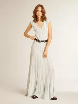 Babyblaues Damenkleid mit vertikalem Streifenmuster
