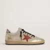 Ball Star aus beigem Wildleder mit rotem Lederstern und metallisch bronzefarbenem Leder-Fersenaufsatz