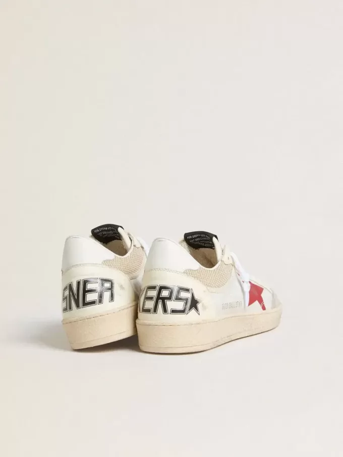 Ball Star aus Nylon und weißem Mesh mit rotem Nylonstern und weißer Lederlasche an der Ferse