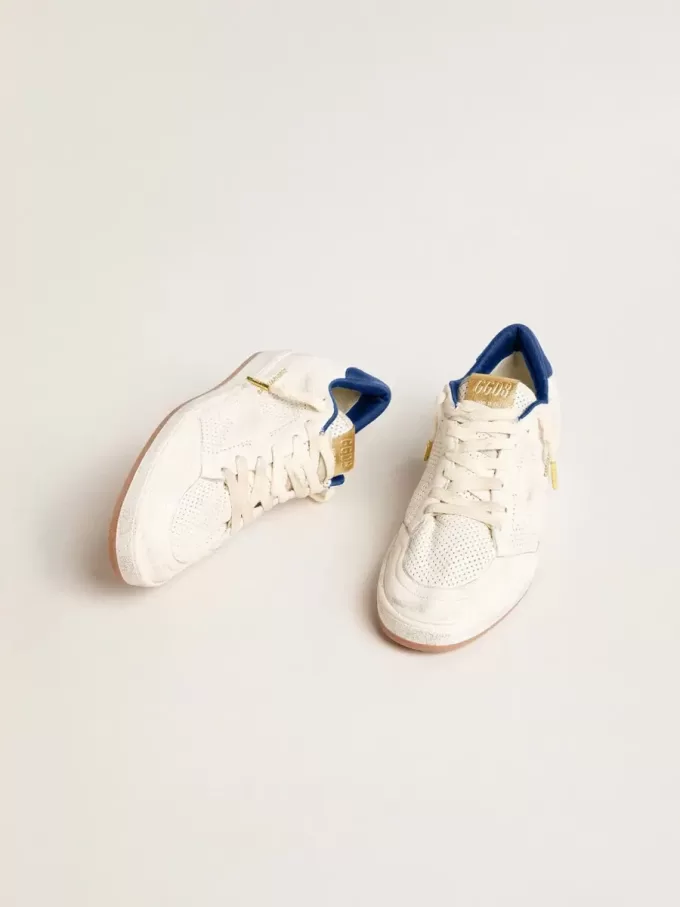 Ball Star aus perforiertem Nappaleder mit weißem Stern und blauer Nylon-Fersenlasche