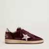 Ball Star für Damen aus burgunderrotem Samt mit goldfarbenem Metallic-Lederstern und Fersenlasche