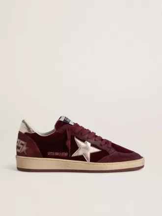Ball Star für Damen aus burgunderrotem Samt mit goldfarbenem Metallic-Lederstern und Fersenlasche