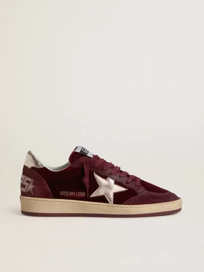 Ball Star für Damen aus burgunderrotem Samt mit goldfarbenem Metallic-Lederstern und Fersenlasche