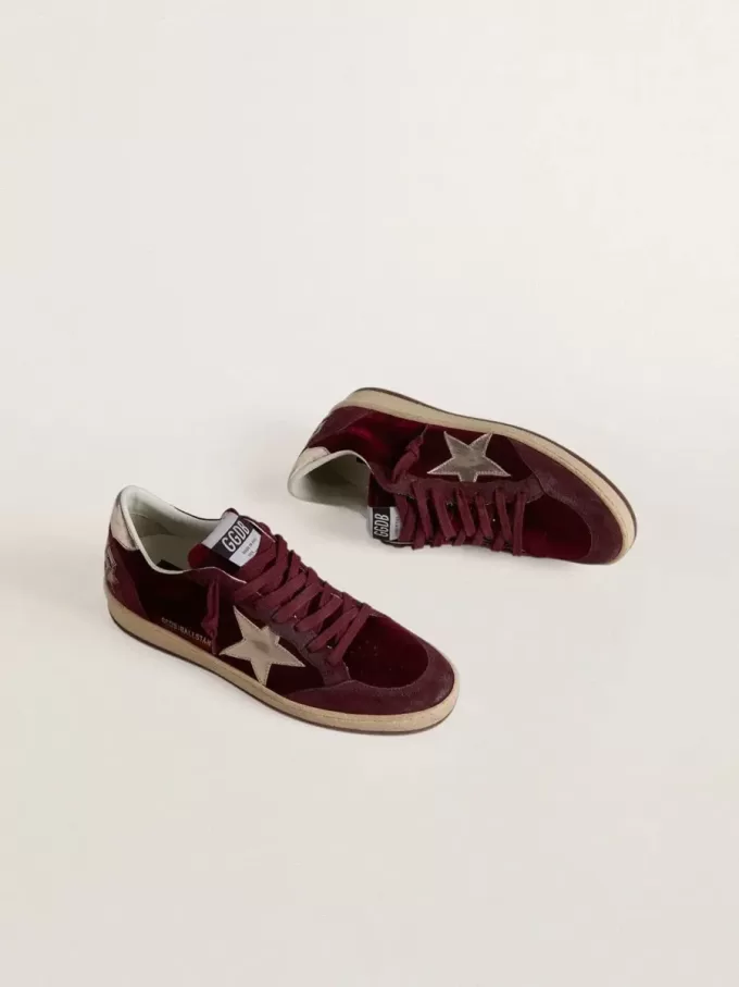 Ball Star für Damen aus burgunderrotem Samt mit goldfarbenem Metallic-Lederstern und Fersenlasche