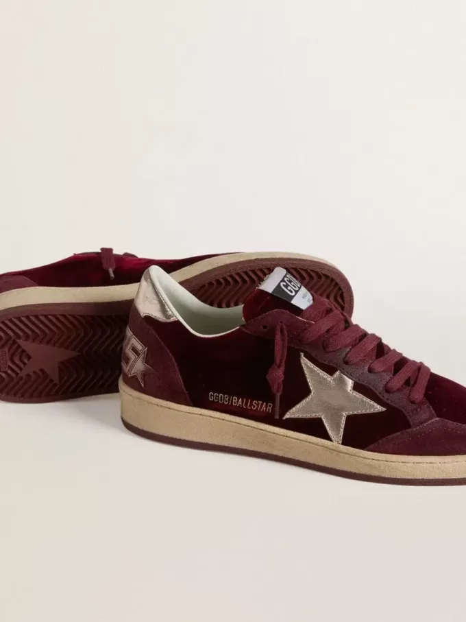 Ball Star für Damen aus burgunderrotem Samt mit goldfarbenem Metallic-Lederstern und Fersenlasche