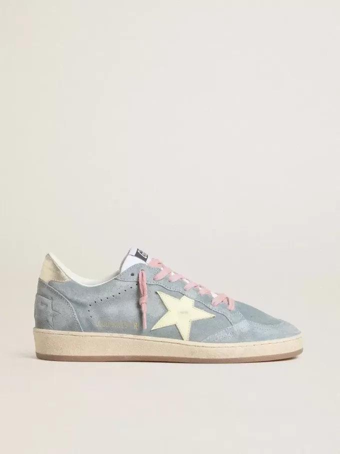 Ball Star für Damen aus puderblauem Wildleder mit cremefarbenem Lederstern Ball Star für Damen aus puderblauem Wildleder mit cremefarbenem Lederstern