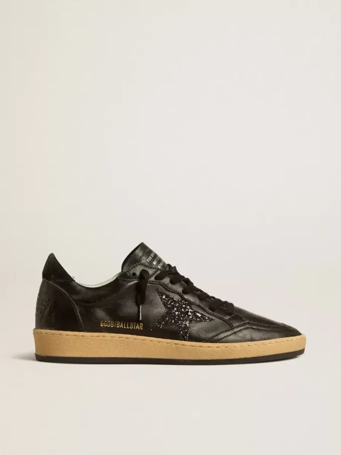 Ball Star für Damen aus schwarzem Nappaleder mit schwarzem Glitzerstern und Fersenlasche aus Wildleder Ball Star für Damen aus schwarzem Nappaleder mit schwarzem Glitzerstern und Fersenlasche aus Wildleder