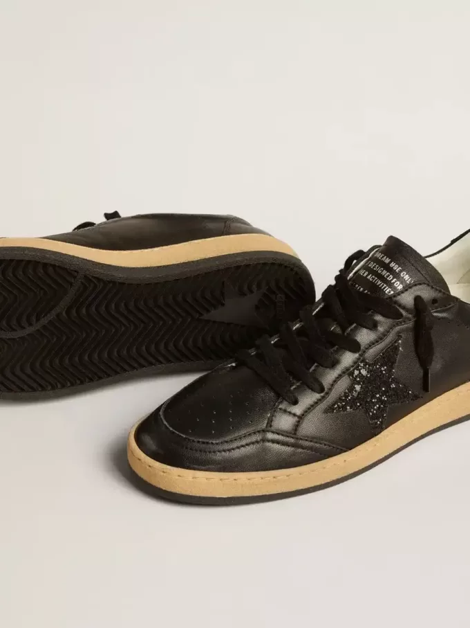 Ball Star für Damen aus schwarzem Nappaleder mit schwarzem Glitzerstern und Fersenlasche aus Wildleder Ball Star für Damen aus schwarzem Nappaleder mit schwarzem Glitzerstern und Fersenlasche aus Wildleder