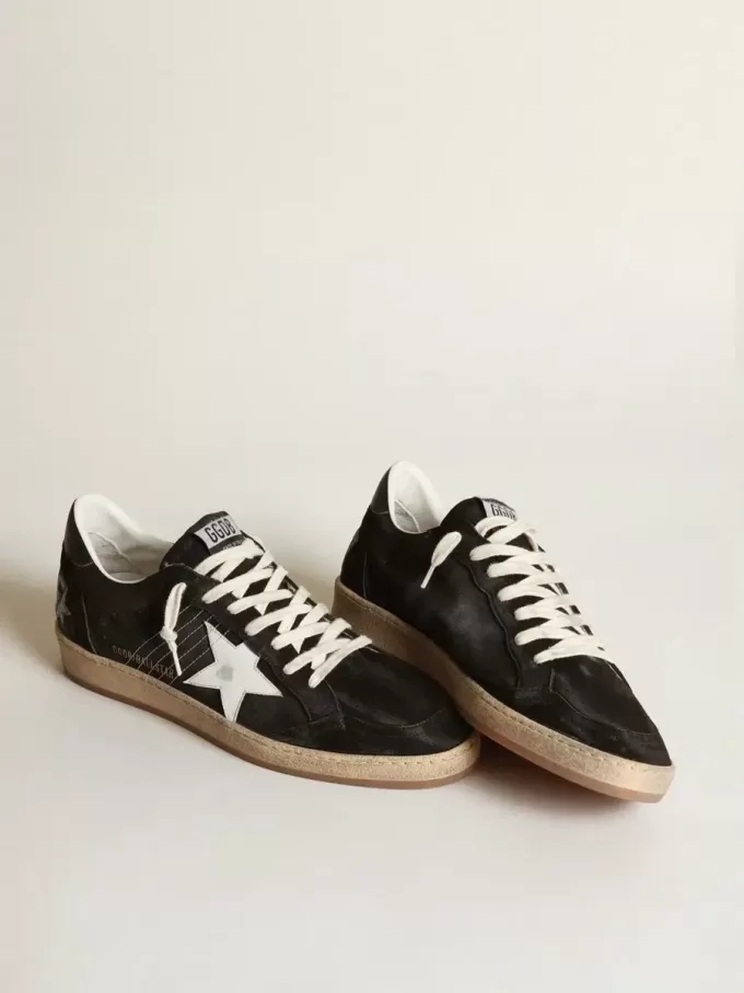 Ball Star für Damen aus schwarzem Wildleder mit weißem Lederstern Ball Star für Damen aus schwarzem Wildleder mit weißem Lederstern
