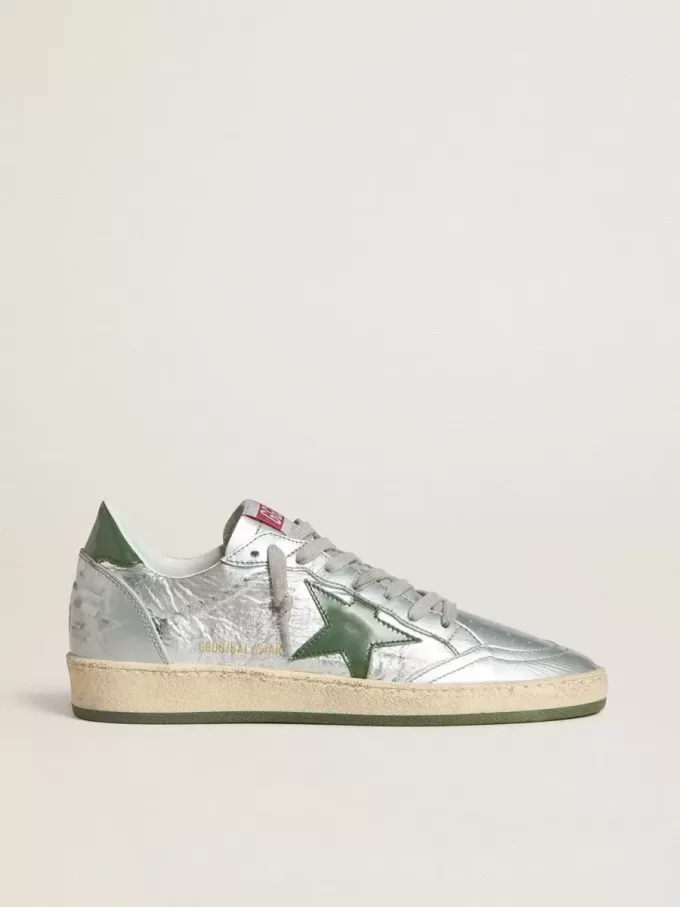 Ball Star für Damen aus silbernem Nylon mit grünem Lederstern und Fersenlasche Ball Star für Damen aus silbernem Nylon mit grünem Lederstern und Fersenlasche