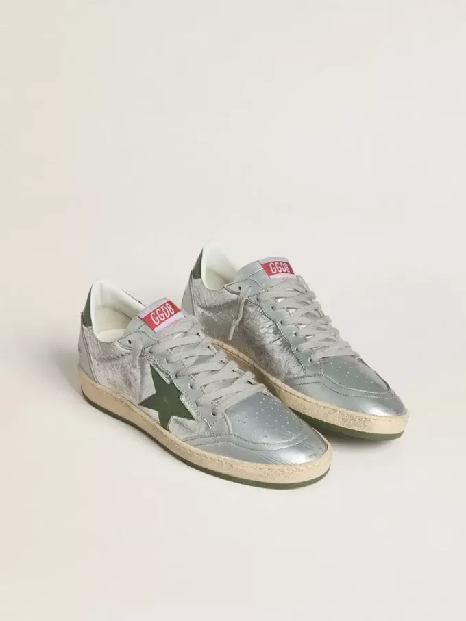 Ball Star für Damen aus silbernem Nylon mit grünem Lederstern und Fersenlasche Ball Star für Damen aus silbernem Nylon mit grünem Lederstern und Fersenlasche