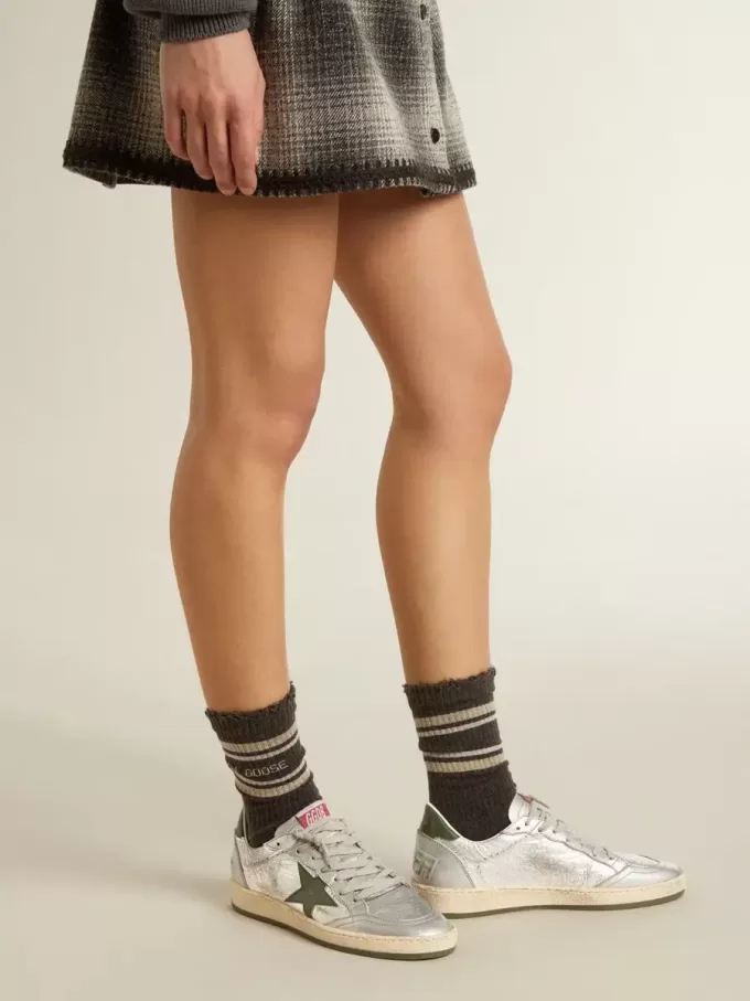Ball Star für Damen aus silbernem Nylon mit grünem Lederstern und Fersenlasche Ball Star für Damen aus silbernem Nylon mit grünem Lederstern und Fersenlasche