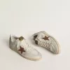Ball Star für Damen aus weißem Nappa und Mesh mit tabakfarbenem Nubuk-Stern und beigem Fersenriemen Ball Star für Damen aus weißem Nappa und Mesh mit tabakfarbenem Nubuk-Stern und beigem Fersenriemen