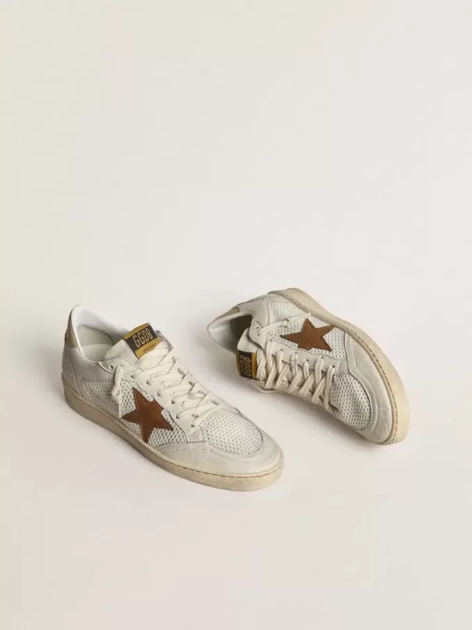 Ball Star für Damen aus weißem Nappa und Mesh mit tabakfarbenem Nubuk-Stern und beigem Fersenriemen Ball Star für Damen aus weißem Nappa und Mesh mit tabakfarbenem Nubuk-Stern und beigem Fersenriemen