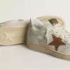 Ball Star für Damen aus weißem Nappa und Mesh mit tabakfarbenem Nubuk-Stern und beigem Fersenriemen Ball Star für Damen aus weißem Nappa und Mesh mit tabakfarbenem Nubuk-Stern und beigem Fersenriemen