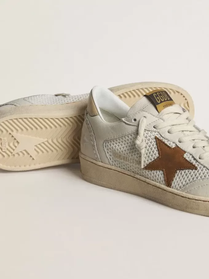 Ball Star für Damen aus weißem Nappa und Mesh mit tabakfarbenem Nubuk-Stern und beigem Fersenriemen Ball Star für Damen aus weißem Nappa und Mesh mit tabakfarbenem Nubuk-Stern und beigem Fersenriemen