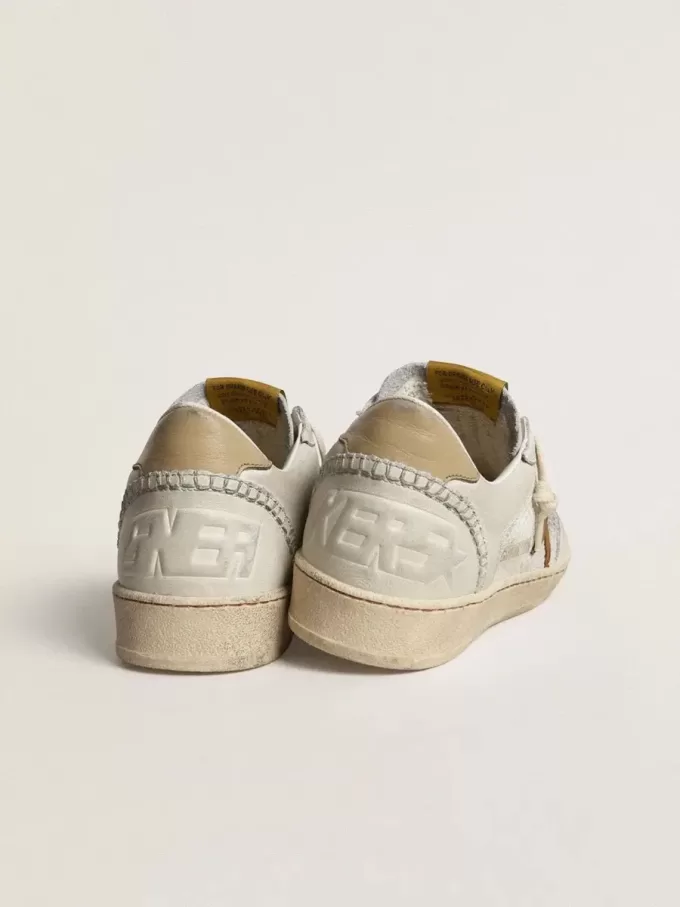 Ball Star für Damen aus weißem Nappa und Mesh mit tabakfarbenem Nubuk-Stern und beigem Fersenriemen Ball Star für Damen aus weißem Nappa und Mesh mit tabakfarbenem Nubuk-Stern und beigem Fersenriemen