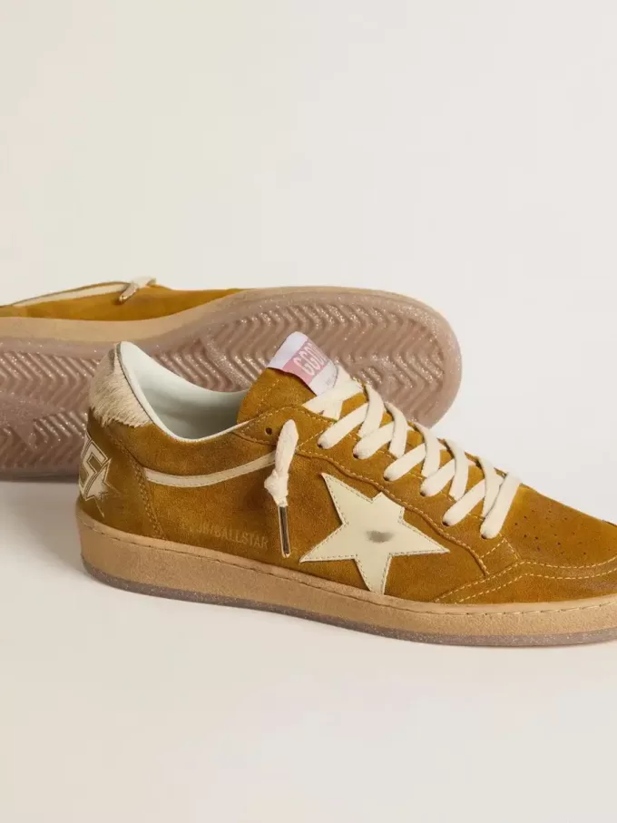 Ball Star für Damen aus Wildleder mit beigem Lederstern und Fersenlasche aus Ponyfell Ball Star für Damen aus Wildleder mit beigem Lederstern und Fersenlasche aus Ponyfell