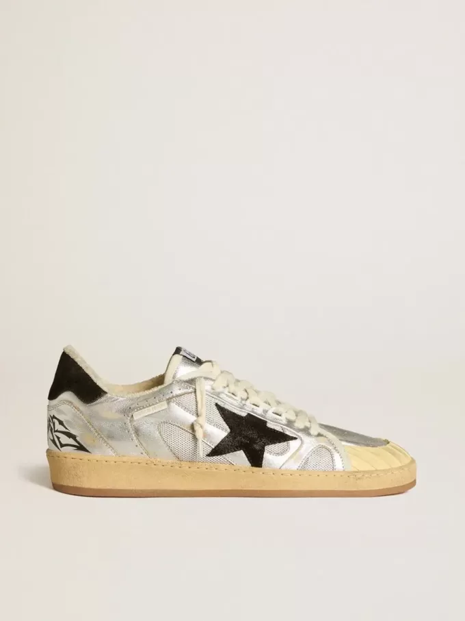 Ball Star LAB aus silbernem Leder mit schwarzem Wildlederstern und Fersenlasche