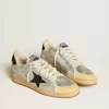 Ball Star LAB aus silbernem Leder mit schwarzem Wildlederstern und Fersenlasche