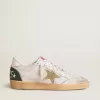 Ball Star LTD aus weißem Crackle-Leder und Mesh mit Stern aus Wildleder