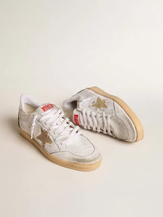 Ball Star LTD aus weißem Crackle-Leder und Mesh mit Stern aus Wildleder