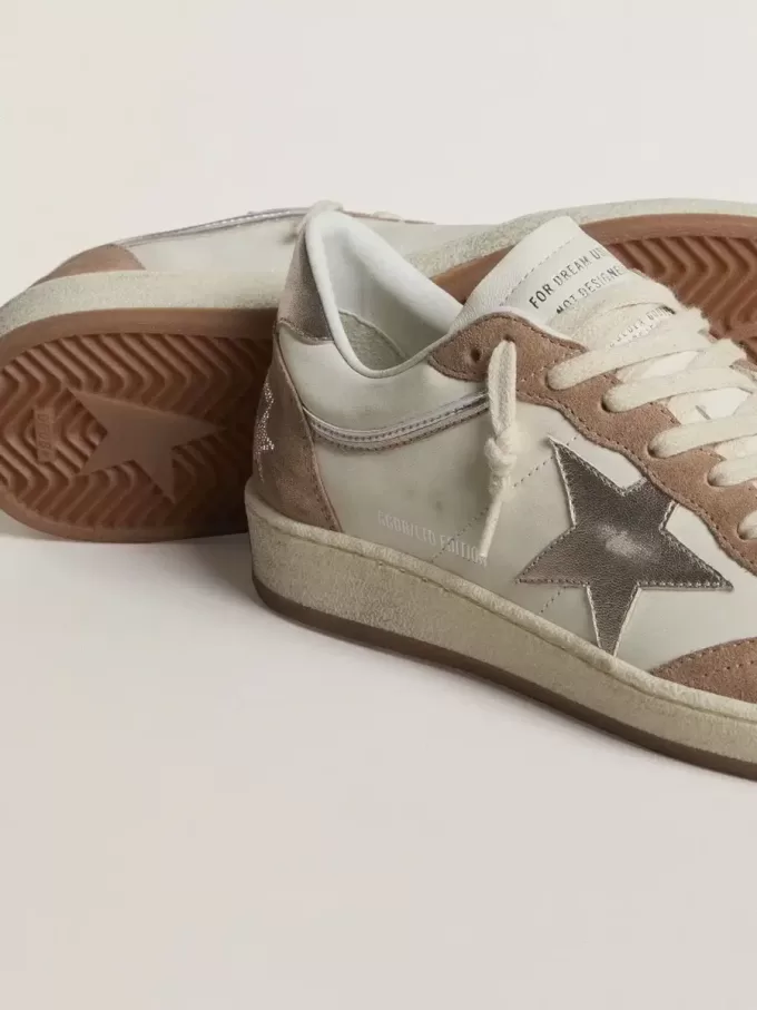 Ball Star LTD aus weißem Nappaleder und altrosa Wildleder mit silbermetallicfarbenem Lederstern und Fersenlasche