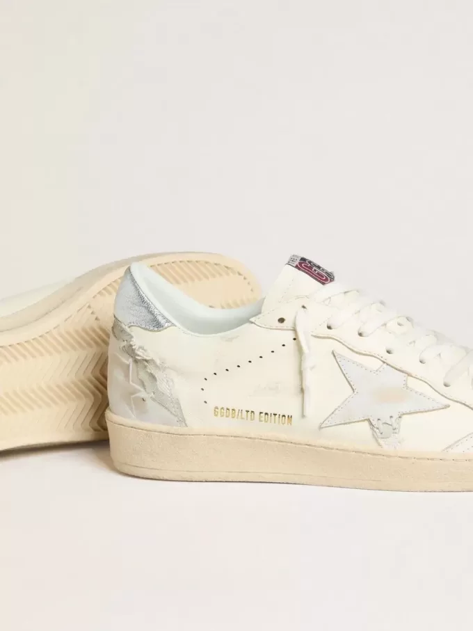 Ball Star LTD in Creme mit weißem Wildlederstern und metallisch silberner Lederferse