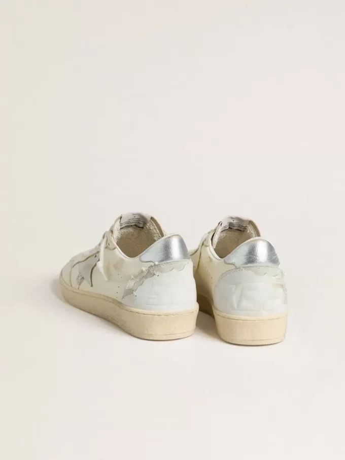 Ball Star LTD in Creme mit weißem Wildlederstern und metallisch silberner Lederferse