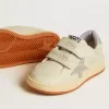 Ball Star Teen aus weißem Leder mit hellblauem Stern und Fersenlasche