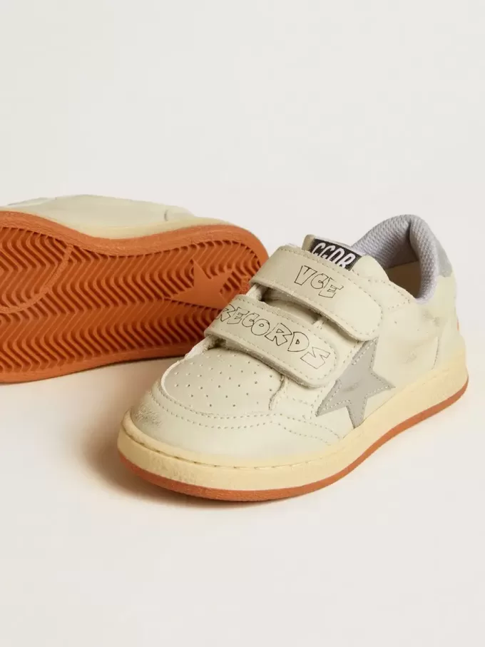 Ball Star Teen aus weißem Leder mit hellblauem Stern und Fersenlasche