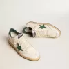 Ball Star Wishes für Damen aus weißem Nappaleder mit grünem Lederstern und Fersenlasche Ball Star Wishes für Damen aus weißem Nappaleder mit grünem Lederstern und Fersenlasche
