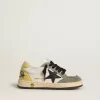 Ball Star Young aus weißem Nappaleder mit dunkelgrünen Wildledereinsätzen und schwarzem Stern