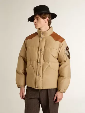 Beige Bomberjacke mit Leder- und Patch-Details
