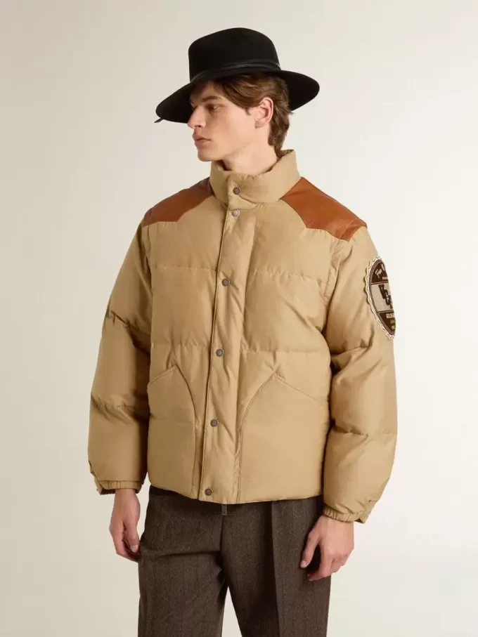Beige Bomberjacke mit Leder- und Patch-Details