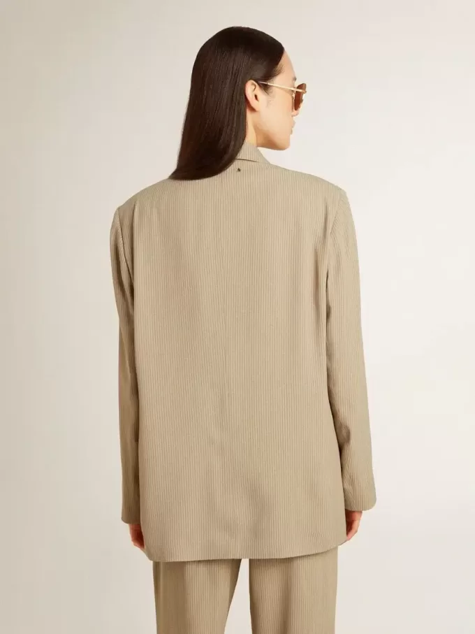 Beigefarbene Damenjacke mit Nadelstreifen und einreihiger Knopfleiste in Oversize-Passform