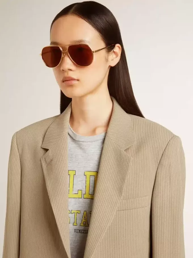 Beigefarbene Damenjacke mit Nadelstreifen und einreihiger Knopfleiste in Oversize-Passform